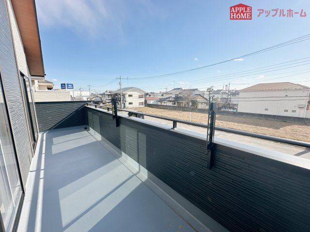 [新築住宅] 東松山市六軒町 全3棟のバルコニー|家族分の洗濯物もしっかり干せます。日当たりも良く、毎日のお洗濯が楽しくなりそう♪お布団は手軽に干せていつもポカポカに☆