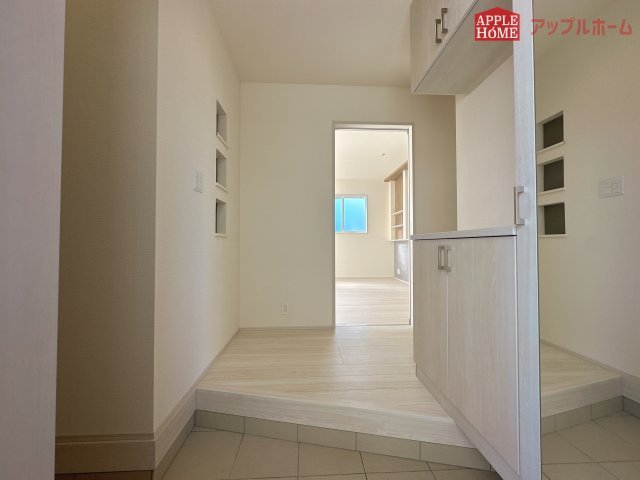 [新築住宅] 東松山市六軒町 全3棟の玄関|住まう人も来客も入った時にワクワクさせてくれるオシャレな玄関♪収納もたっぷりあるので、靴がたくさんあっても安心！