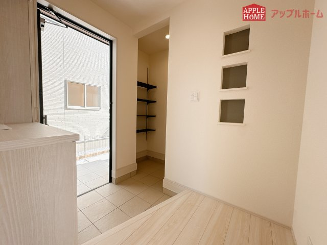 [新築住宅] 東松山市六軒町 全3棟の玄関|明るく清潔感のある玄関でお客様を迎えるスペースをパッと明るい印象に！大容量の収納力で大家族の履物もすっきり収納できます♪