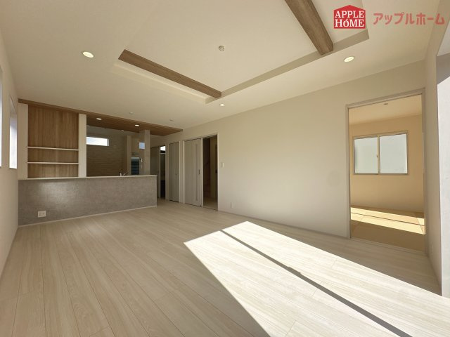 [新築住宅] 東松山市六軒町 全3棟の居間・リビング|広々リビング×対面キッチンで家族の会話も弾みます♪家族団らんの秘訣は間取りにあり☆夢のマイホームを一緒に叶えましょう！