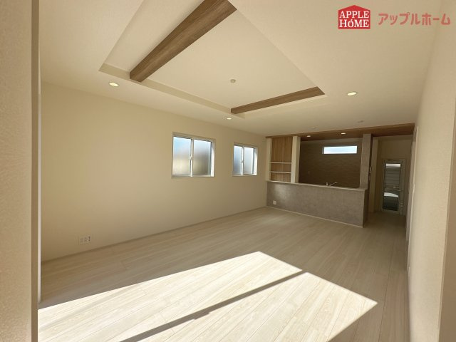 [新築住宅] 東松山市六軒町 全3棟の居間・リビング|窓から差し込む光で家族を温かく包み込みます。明るいリビングで子育てする喜びを☆いつでも見学可能です！