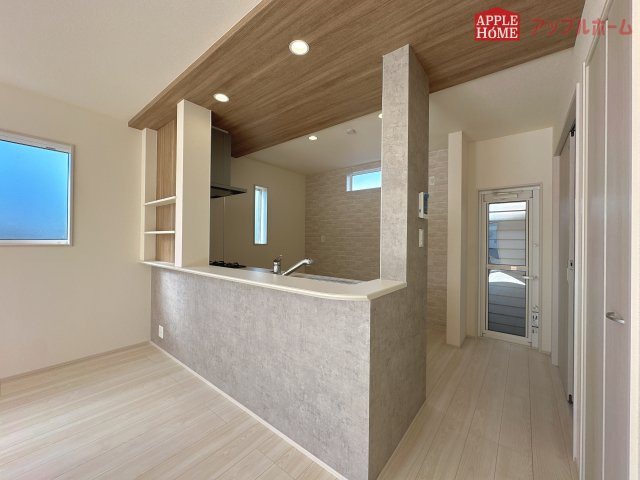 [新築住宅] 東松山市六軒町 全3棟のキッチン|対面式キッチンは、家族のコミュニケーションを育み、子育て家族にも好適なプラン！リビングで寛ぐご家族をいつも感じられます♪会話を楽しみながら家事ができ、小さいお子様がいても安心です！