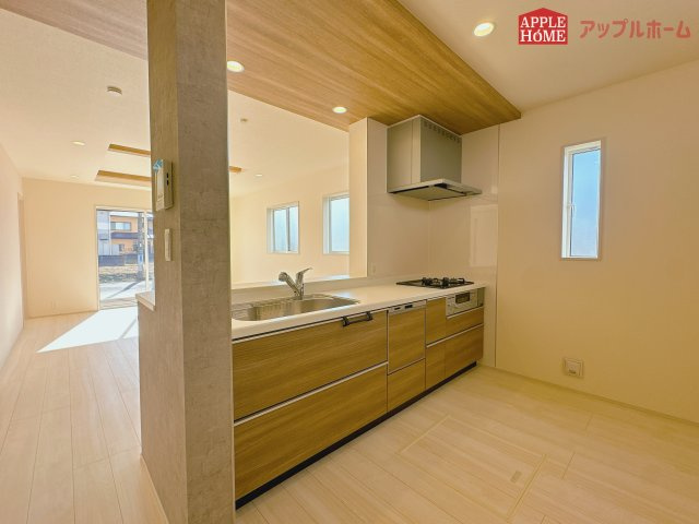 [新築住宅] 東松山市六軒町 全3棟のキッチン|リビング・ダイニングで過ごすご家族を見守りながら作業が可能な対面式のキッチン。家事負担を軽減してくれる、食器洗乾燥機付きです。