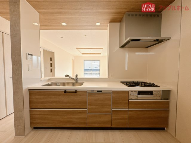 [新築住宅] 東松山市六軒町 全3棟のキッチン|見栄えもよくお手入れもスムーズに出来ます。豊富な収納力もございますので、キッチンスペースをスッキリとお使い頂けそうです。
