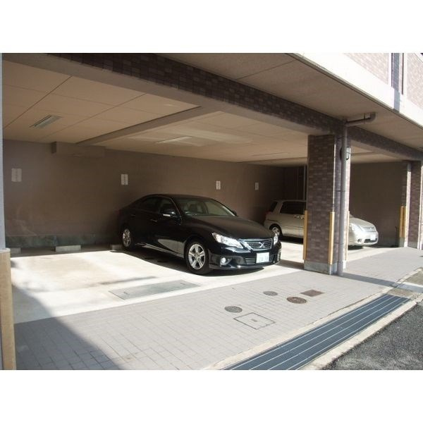 パインテール御影の駐車場