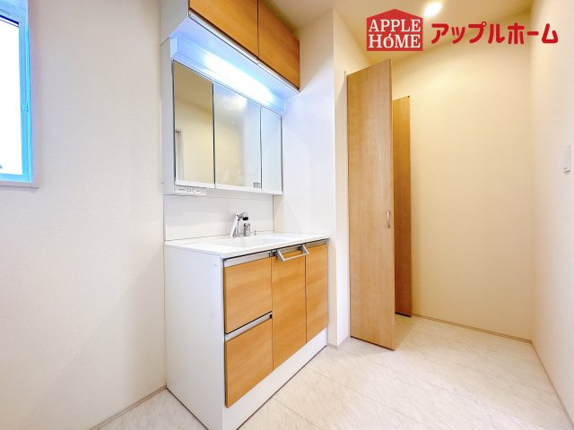 [新築住宅] 鶴ヶ島市羽折町 全4棟の独立洗面台|ゆとりの洗面スペースで朝の身支度も快適スムーズに。３面鏡で髪のセットやお化粧もストレスなくこなせ、朝から気分良く通勤通学に向かえそうですね！鏡の裏にはたっぷりと収納スペースを標準装備