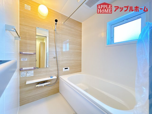 [新築住宅] 鶴ヶ島市羽折町 全4棟の浴室|窓付きのバスルームは、採光もあり明るく気持ちの良い空間です。窓があることで、換気環境も良好。掃除もスムーズに出来ます