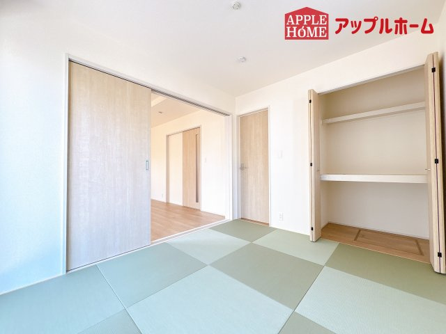 [新築住宅] 鶴ヶ島市羽折町 全4棟の和室|広々とした居住空間は日々の暮らしを彩り、心のやすらぎと満足感を与えてくれます。通風と採光を考慮した設計は子供たちはのびのび育ち、家族でくつろぎと団らんを生み出します。