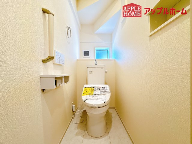[新築住宅] 鶴ヶ島市羽折町 全4棟のトイレ|白を基調とした清潔感のある明るい空間。温水洗浄便座付きで、毎日快適・清潔に使用できます。操作しやすい壁面リモコンを採用しています。
