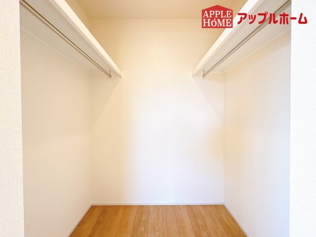 [新築住宅] 鶴ヶ島市羽折町 全4棟の収納|お洋服を大切にされる方に大変喜ばれる、ウォークインクローゼット。お洋服以外にも掃除機やスーツケースなどを一箇所に集約できるのは魅力ですね！扉が一箇所ですので、お部屋の見た目にもスッキリ！