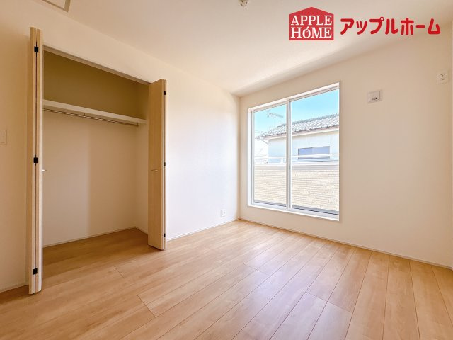[新築住宅] 鶴ヶ島市羽折町 全4棟の洋室|２階居室は全室収納あり！たっぷりある収納活用でお部屋もキレイを保てます♪
