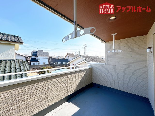 [新築住宅] 鶴ヶ島市羽折町 全4棟のバルコニー|家族分の洗濯物もしっかり干せます。日当たりも良く、毎日のお洗濯が楽しくなりそう♪お布団は手軽に干せていつもポカポカに☆