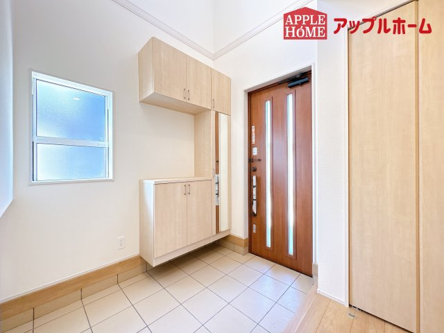 [新築住宅] 鶴ヶ島市羽折町 全4棟の玄関|住まう人も来客も入った時にワクワクさせてくれるオシャレな玄関♪収納もたっぷりあるので、靴がたくさんあっても安心！