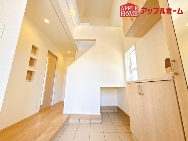 [新築住宅] 鶴ヶ島市羽折町 全4棟の玄関|明るく清潔感のある玄関でお客様を迎えるスペースをパッと明るい印象に！大容量の収納力で大家族の履物もすっきり収納できます♪