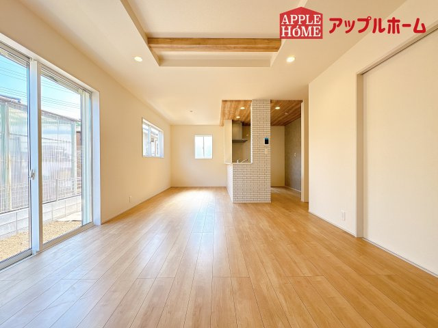 [新築住宅] 鶴ヶ島市羽折町 全4棟の居間・リビング|窓から差し込む光で家族を温かく包み込みます。明るいリビングで子育てする喜びを☆いつでも見学可能です！