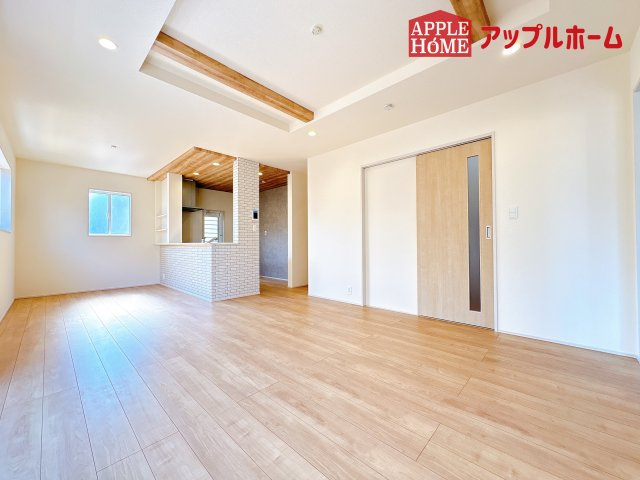 [新築住宅] 鶴ヶ島市羽折町 全4棟の居間・リビング|広々リビング×対面キッチンで家族の会話も弾みます♪家族団らんの秘訣は間取りにあり☆夢のマイホームを一緒に叶えましょう！