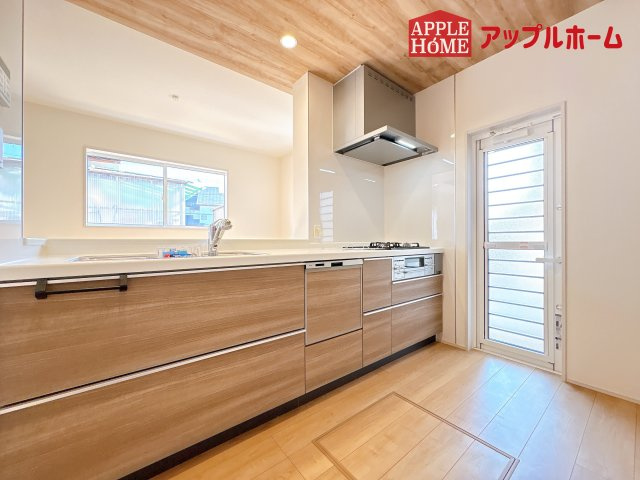 [新築住宅] 鶴ヶ島市羽折町 全4棟のキッチン|見栄えもよくお手入れもスムーズに出来ます。豊富な収納力もございますので、キッチンスペースをスッキリとお使い頂けそうです。