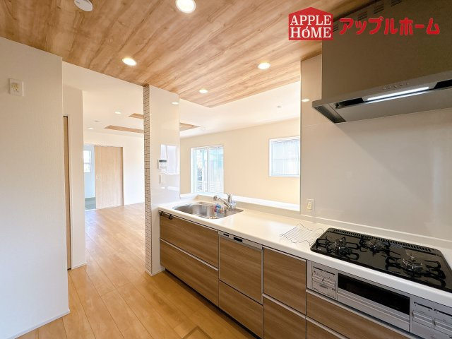 [新築住宅] 鶴ヶ島市羽折町 全4棟のキッチン|対面式キッチンは、家族のコミュニケーションを育み、子育て家族にも好適なプラン！リビングで寛ぐご家族をいつも感じられます♪会話を楽しみながら家事ができ、小さいお子様がいても安心です！