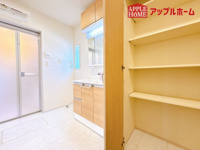 [新築住宅] 鶴ヶ島市羽折町 全4棟の独立洗面台|暮らしを快適にする三面鏡仕様の洗面化粧台。収納力と機能性に優れた使いやすい設備で、忙しい朝の身支度もスムーズに♪