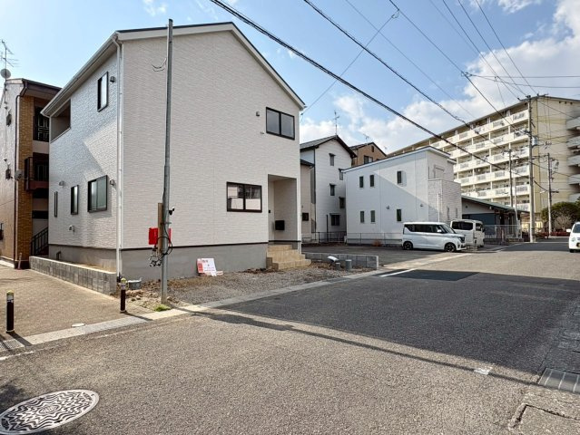 クレイドルガーデン高知市百石町 第1の前面道路含む現地写真|建物全体が見渡せる外観。開放感のある立地です