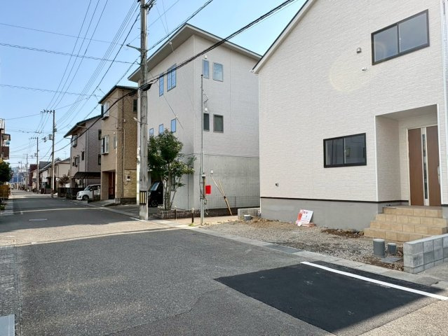 クレイドルガーデン高知市百石町 第1の前面道路含む現地写真|前面道路は交通量が少なく、落ち着いた住環境