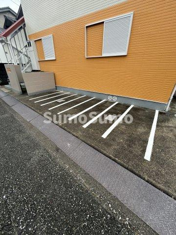 ハイツ安倉のその他共用部分|駐車場があるので、車を買う予定の方も安心です