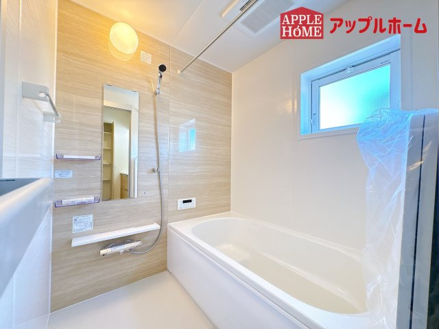 [新築住宅] 鶴ヶ島市羽折町 全4棟の浴室|窓付きのバスルームは、採光もあり明るく気持ちの良い空間です。窓があることで、換気環境も良好。掃除もスムーズに出来ます