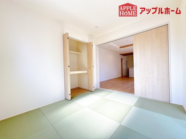 [新築住宅] 鶴ヶ島市羽折町 全4棟の和室|広々とした居住空間は日々の暮らしを彩り、心のやすらぎと満足感を与えてくれます。通風と採光を考慮した設計は子供たちはのびのび育ち、家族でくつろぎと団らんを生み出します。