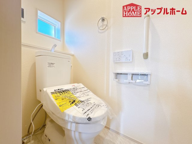 [新築住宅] 鶴ヶ島市羽折町 全4棟のトイレ|白を基調とした清潔感のある明るい空間。温水洗浄便座付きで、毎日快適・清潔に使用できます。操作しやすい壁面リモコンを採用しています。