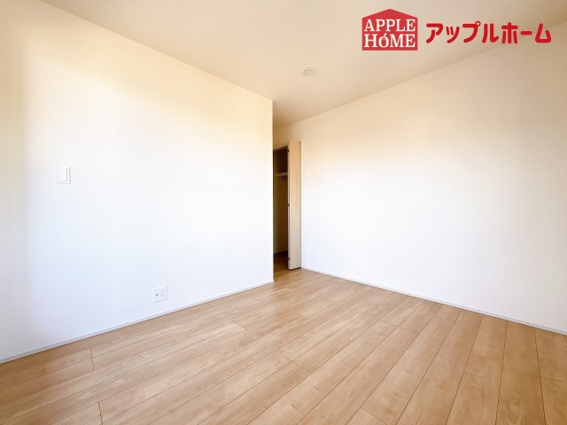 [新築住宅] 鶴ヶ島市羽折町 全4棟の洋室|２階居室は全室収納あり！たっぷりある収納活用でお部屋もキレイを保てます♪