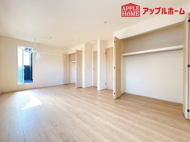 [新築住宅] 鶴ヶ島市羽折町 全4棟の洋室|２階居室は全室収納あり！たっぷりある収納活用でお部屋もキレイを保てます♪