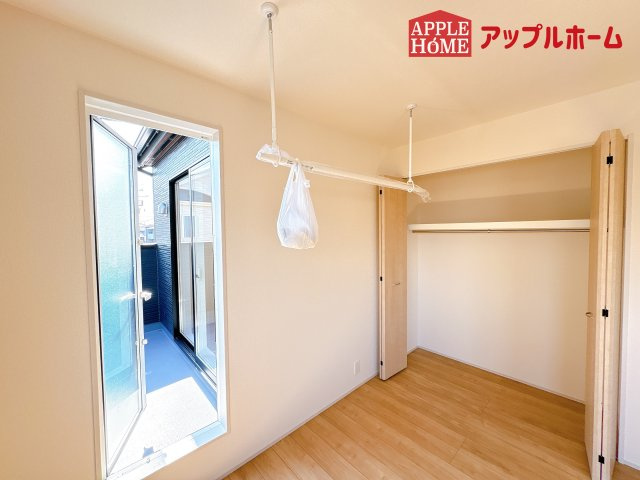 [新築住宅] 鶴ヶ島市羽折町 全4棟の洋室|２階居室は全室収納あり！たっぷりある収納活用でお部屋もキレイを保てます♪