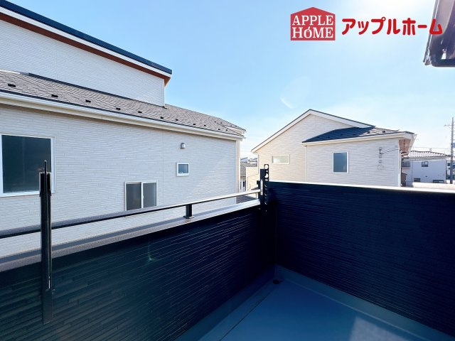 [新築住宅] 鶴ヶ島市羽折町 全4棟のバルコニー|家族分の洗濯物もしっかり干せます。日当たりも良く、毎日のお洗濯が楽しくなりそう♪お布団は手軽に干せていつもポカポカに☆