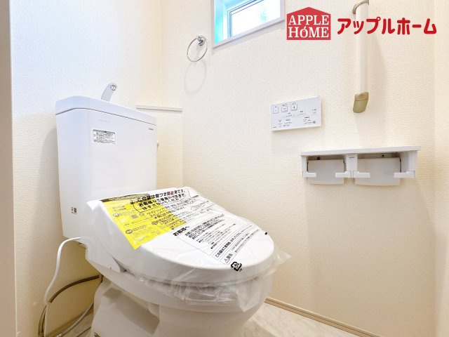 [新築住宅] 鶴ヶ島市羽折町 全4棟のトイレ|白を基調とした清潔感のある明るい空間。温水洗浄便座付きで、毎日快適・清潔に使用できます。操作しやすい壁面リモコンを採用しています。