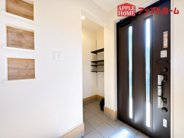 [新築住宅] 鶴ヶ島市羽折町 全4棟の玄関|住まう人も来客も入った時にワクワクさせてくれるオシャレな玄関♪収納もたっぷりあるので、靴がたくさんあっても安心！