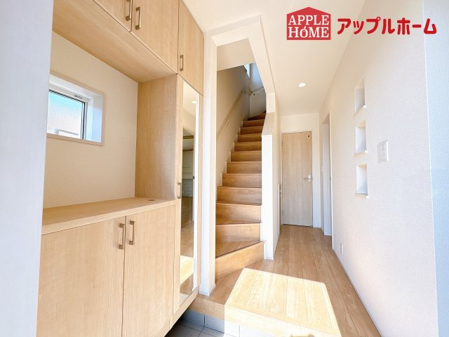 [新築住宅] 鶴ヶ島市羽折町 全4棟の玄関|明るく清潔感のある玄関でお客様を迎えるスペースをパッと明るい印象に！大容量の収納力で大家族の履物もすっきり収納できます♪