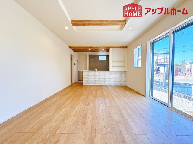 [新築住宅] 鶴ヶ島市羽折町 全4棟の居間・リビング|窓から差し込む光で家族を温かく包み込みます。明るいリビングで子育てする喜びを☆いつでも見学可能です！