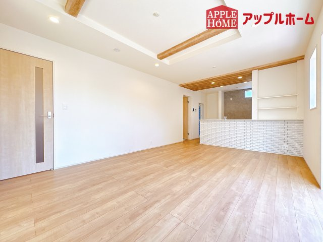 [新築住宅] 鶴ヶ島市羽折町 全4棟の居間・リビング|広々リビング×対面キッチンで家族の会話も弾みます♪家族団らんの秘訣は間取りにあり☆夢のマイホームを一緒に叶えましょう！