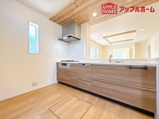 [新築住宅] 鶴ヶ島市羽折町 全4棟のキッチン|対面式キッチンは、家族のコミュニケーションを育み、子育て家族にも好適なプラン！リビングで寛ぐご家族をいつも感じられます♪会話を楽しみながら家事ができ、小さいお子様がいても安心です！