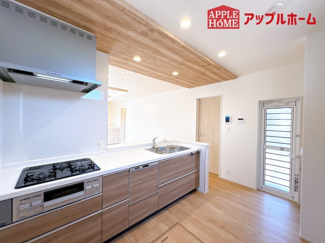 [新築住宅] 鶴ヶ島市羽折町 全4棟のキッチン|見栄えもよくお手入れもスムーズに出来ます。豊富な収納力もございますので、キッチンスペースをスッキリとお使い頂けそうです。