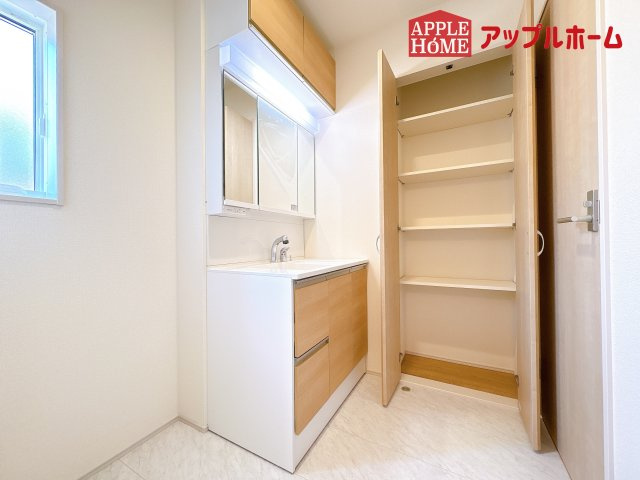 [新築住宅] 鶴ヶ島市羽折町 全4棟の独立洗面台|ゆとりの洗面スペースで朝の身支度も快適スムーズに。３面鏡で髪のセットやお化粧もストレスなくこなせ、朝から気分良く通勤通学に向かえそうですね！鏡の裏にはたっぷりと収納スペースを標準装備