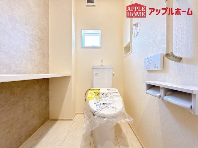 [新築住宅] 鶴ヶ島市羽折町 全4棟のトイレ|白を基調とした清潔感のある明るい空間。温水洗浄便座付きで、毎日快適・清潔に使用できます。操作しやすい壁面リモコンを採用しています。