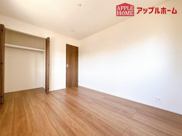 [新築住宅] 鶴ヶ島市羽折町 全4棟の洋室|２階居室は全室収納あり！たっぷりある収納活用でお部屋もキレイを保てます♪