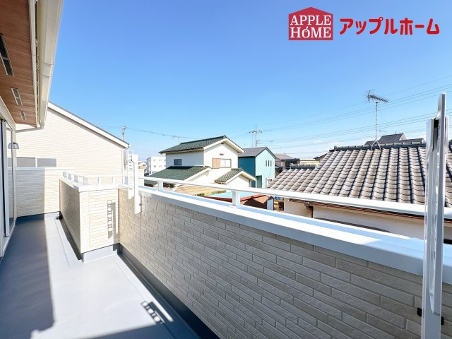 [新築住宅] 鶴ヶ島市羽折町 全4棟のバルコニー|家族分の洗濯物もしっかり干せます。日当たりも良く、毎日のお洗濯が楽しくなりそう♪お布団は手軽に干せていつもポカポカに☆