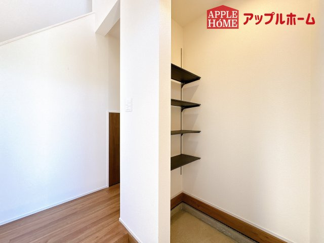 [新築住宅] 鶴ヶ島市羽折町 全4棟の玄関|明るく清潔感のある玄関でお客様を迎えるスペースをパッと明るい印象に！大容量の収納力で大家族の履物もすっきり収納できます♪