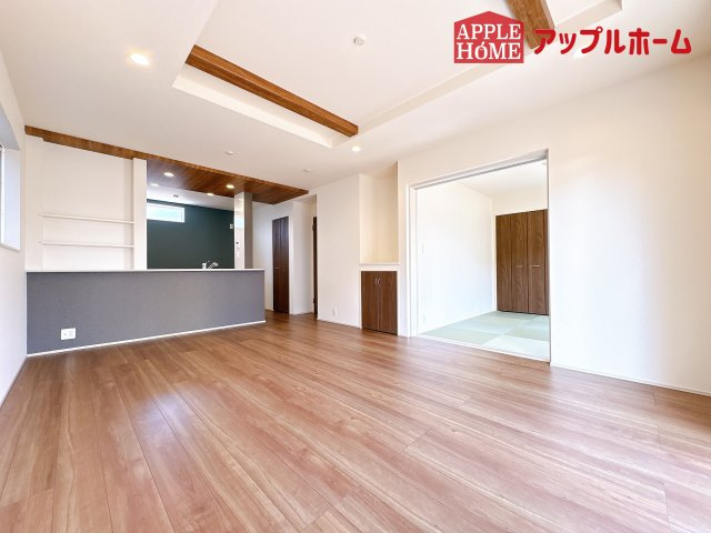[新築住宅] 鶴ヶ島市羽折町 全4棟の居間・リビング|広々リビング×対面キッチンで家族の会話も弾みます♪家族団らんの秘訣は間取りにあり☆夢のマイホームを一緒に叶えましょう！