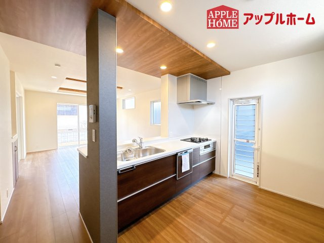 [新築住宅] 鶴ヶ島市羽折町 全4棟のキッチン|対面式キッチンは、家族のコミュニケーションを育み、子育て家族にも好適なプラン！リビングで寛ぐご家族をいつも感じられます♪会話を楽しみながら家事ができ、小さいお子様がいても安心です！