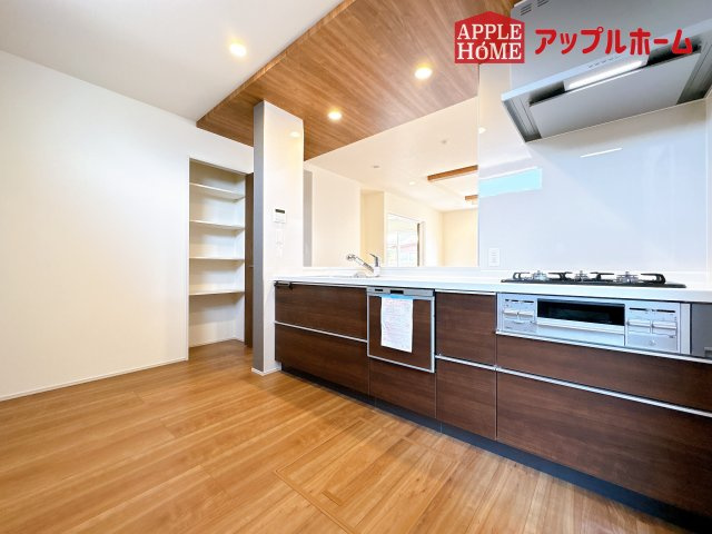 [新築住宅] 鶴ヶ島市羽折町 全4棟のキッチン|見栄えもよくお手入れもスムーズに出来ます。豊富な収納力もございますので、キッチンスペースをスッキリとお使い頂けそうです。