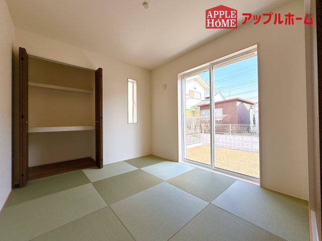 [新築住宅] 鶴ヶ島市羽折町 全4棟の和室|広々とした居住空間は日々の暮らしを彩り、心のやすらぎと満足感を与えてくれます。通風と採光を考慮した設計は子供たちはのびのび育ち、家族でくつろぎと団らんを生み出します。