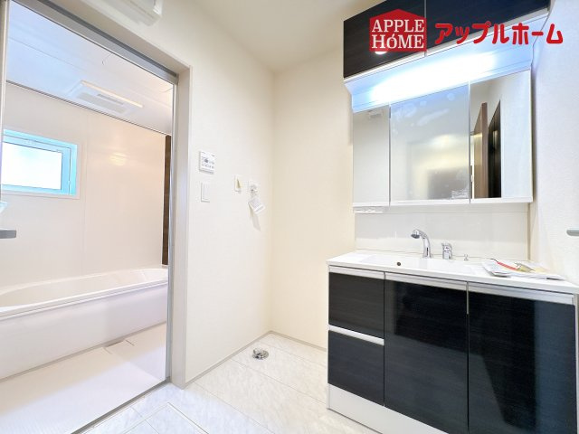 [新築住宅] 鶴ヶ島市羽折町 全4棟の独立洗面台|ゆとりの洗面スペースで朝の身支度も快適スムーズに。３面鏡で髪のセットやお化粧もストレスなくこなせ、朝から気分良く通勤通学に向かえそうですね！鏡の裏にはたっぷりと収納スペースを標準装備